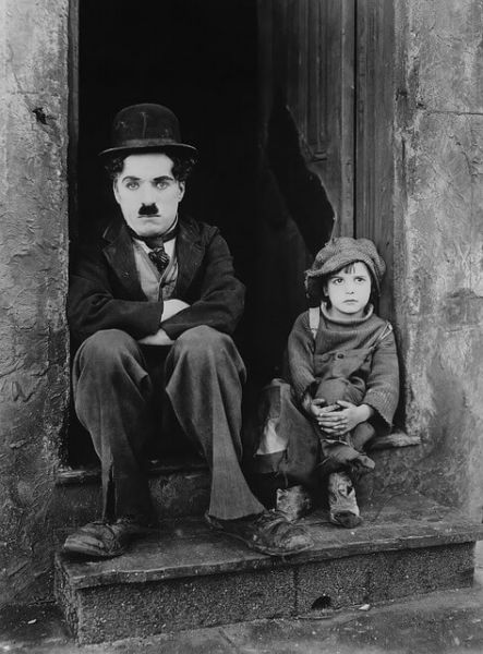 Charlie Chaplin mit Junge